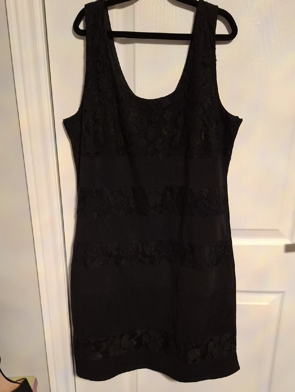 Black‎ Lace-Detail Midi Dress